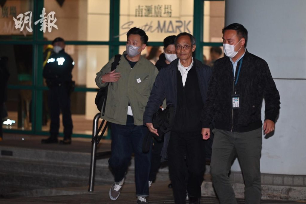 國安警傍晚帶鍾庭耀離開民研辦公室 檢走多箱物件 (1916) 20250113 港聞 香港網絡