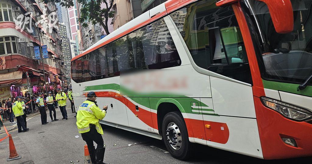 八旬婦灣仔遭旅遊巴撞斃　旅巴司機涉危駕被捕-(13:13)-–-20251205-–-港聞